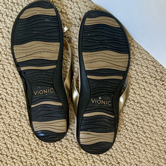 Women's Vionic Metallic Pewter Flip Flop Sandals Size 9.5 - Picture 2 of 7